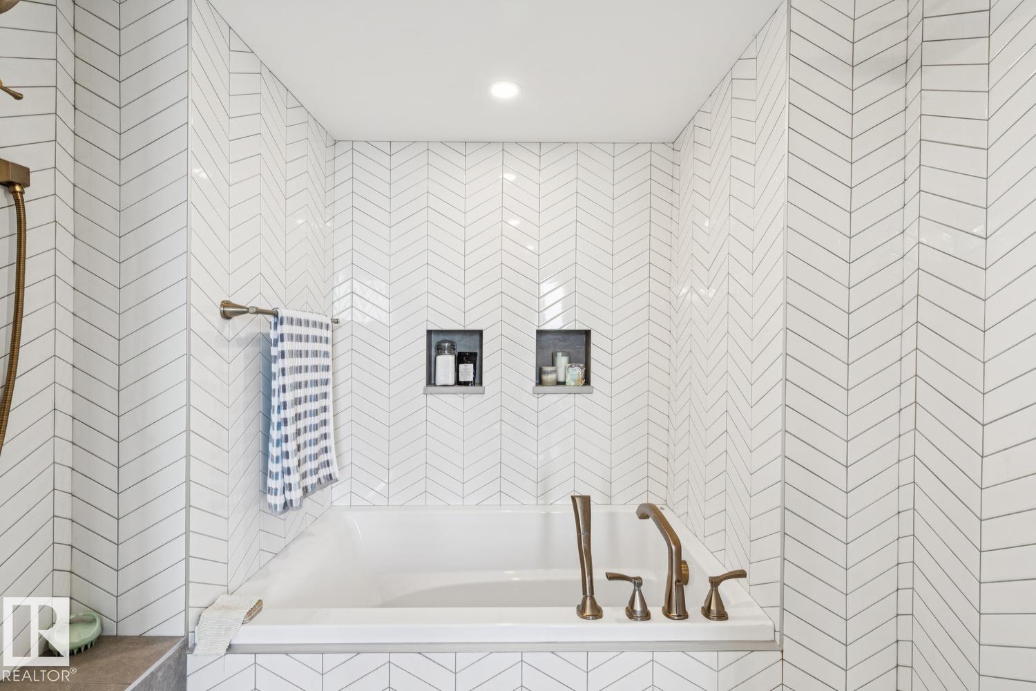 #1501 9921 104 ST NW - 52