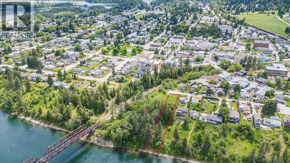  1101 1st Street, Castlegar