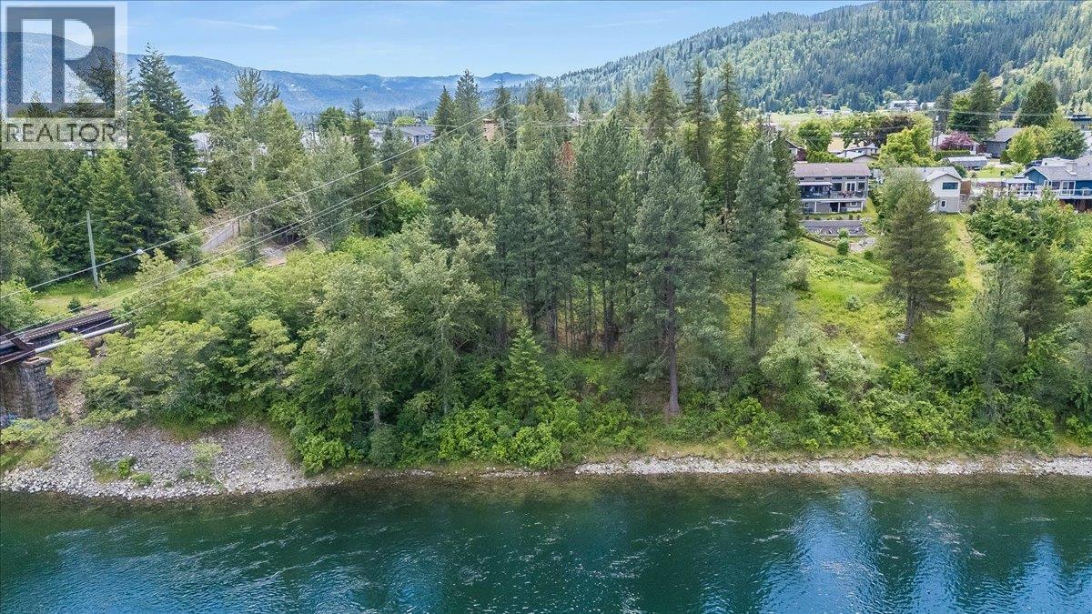  1101 1st Street, Castlegar