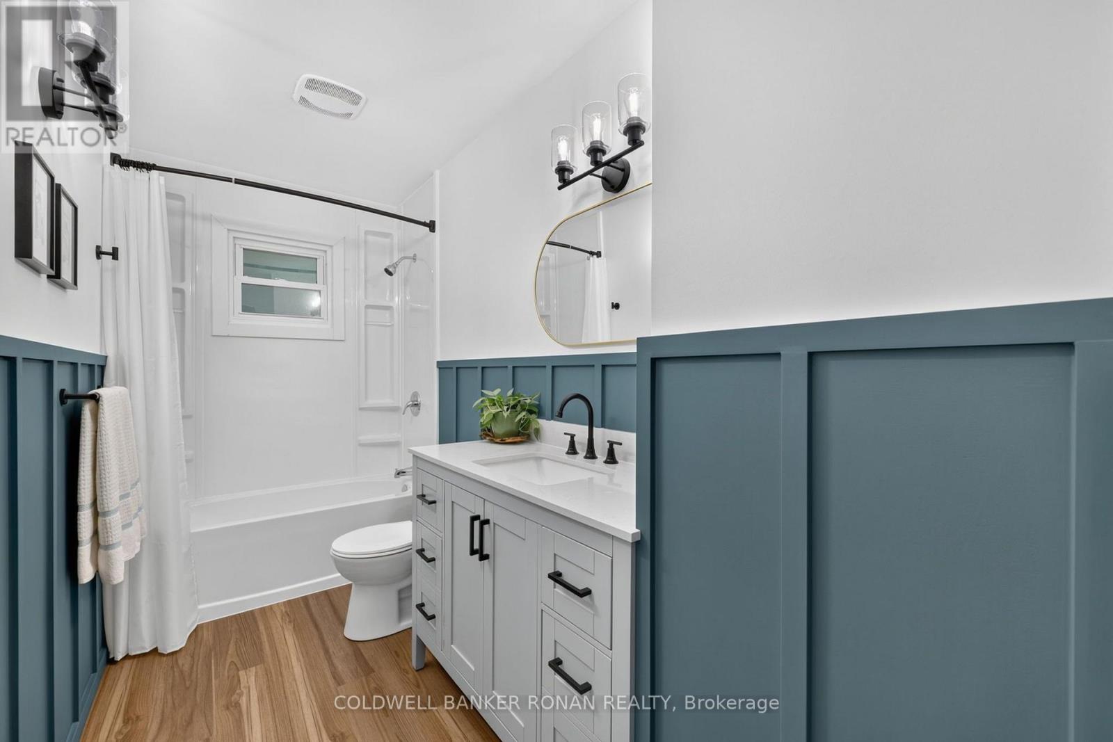 4 RICHMOND STREET E - 21
