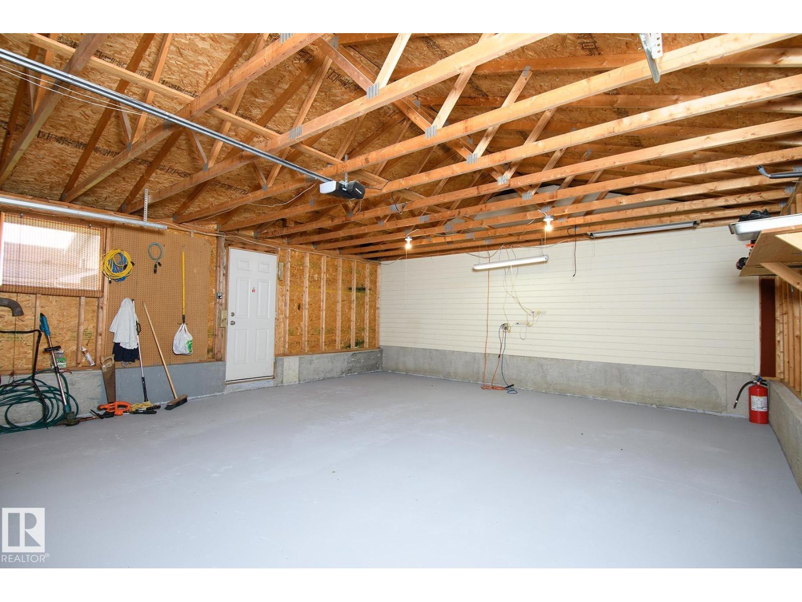 18512 98 AV NW - 35