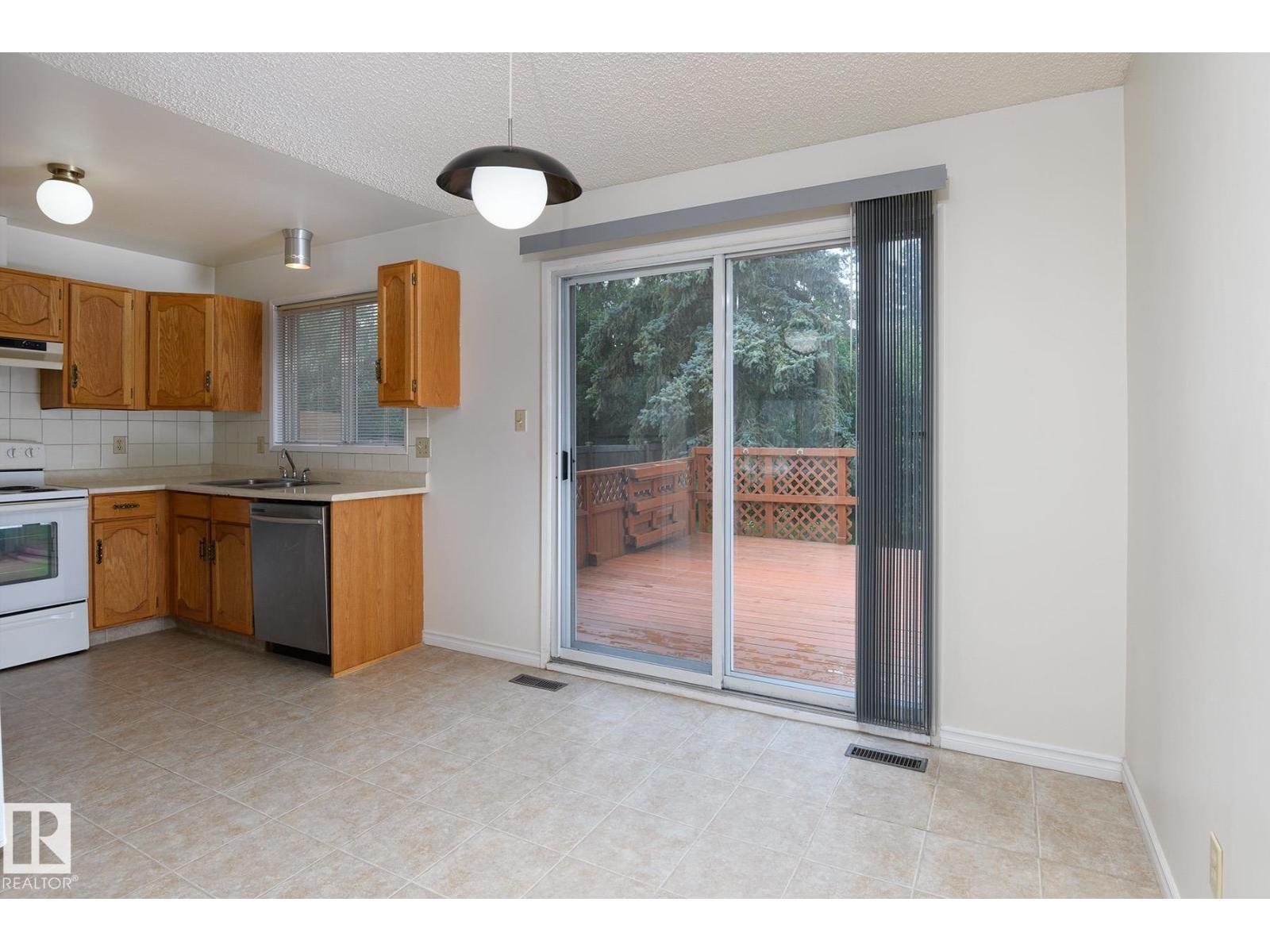 18512 98 AV NW - 11