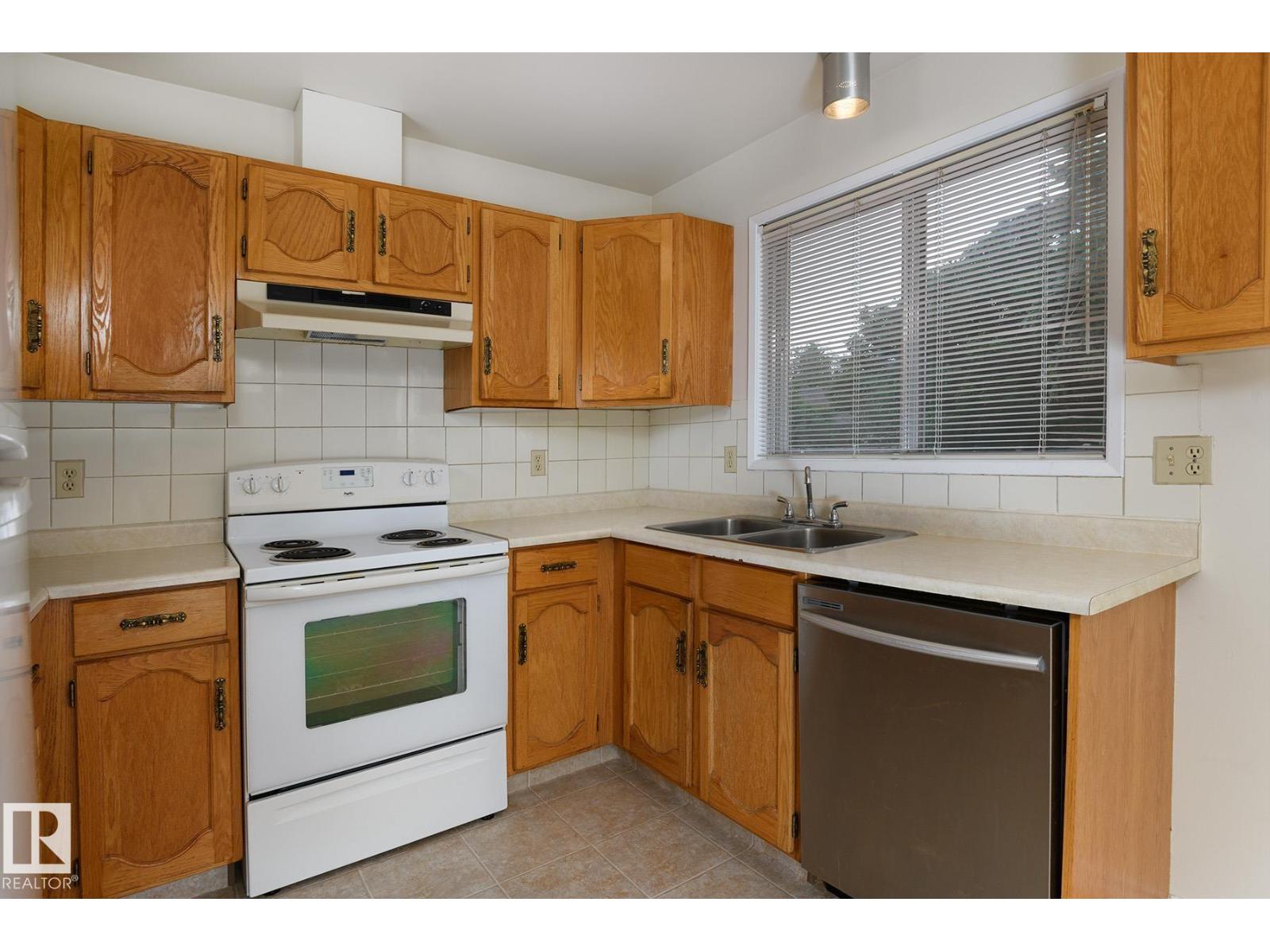 18512 98 AV NW - 14