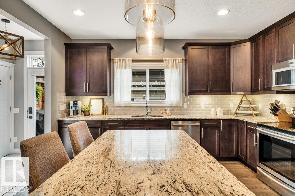 8423 23 AV SW SW - 22