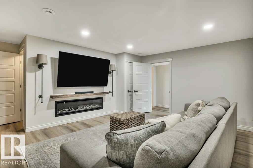 8423 23 AV SW SW - 42
