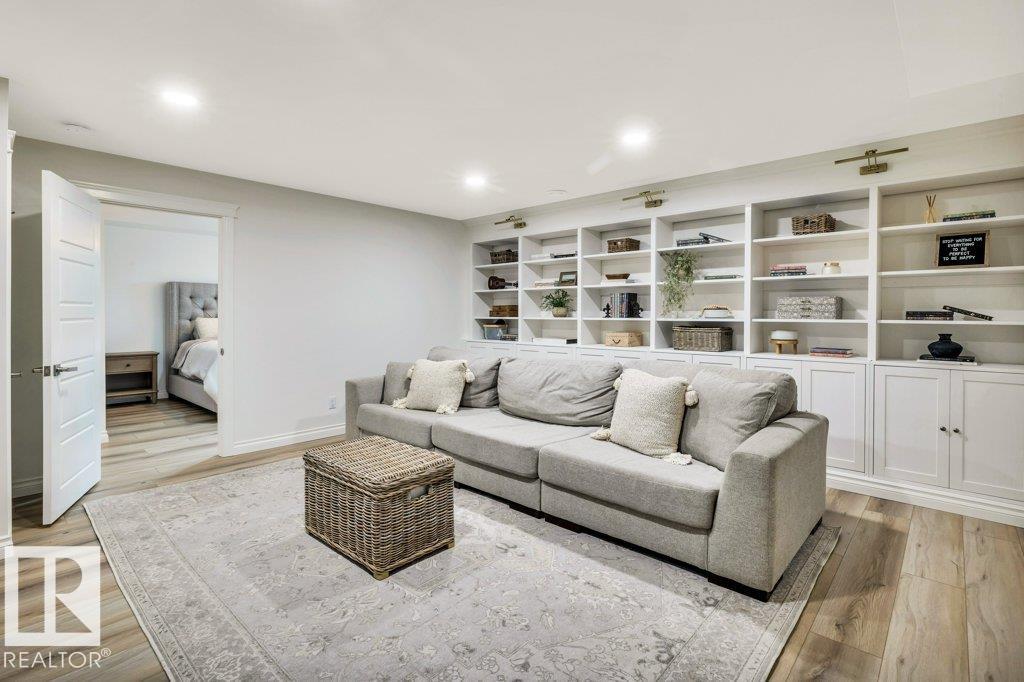 8423 23 AV SW SW - 41