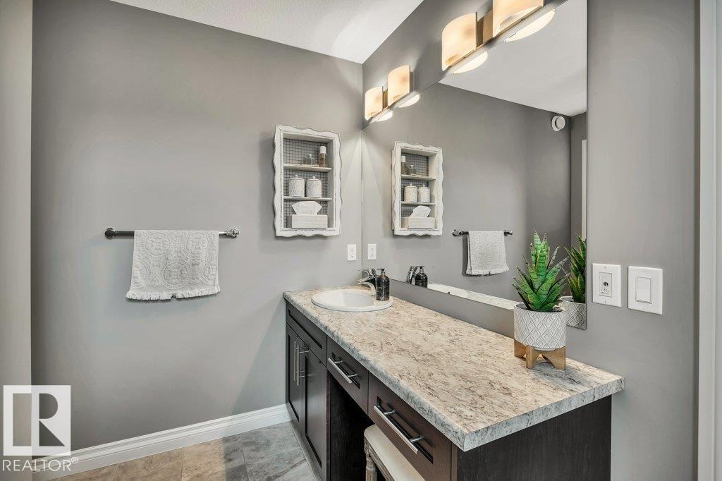 8423 23 AV SW SW - 33