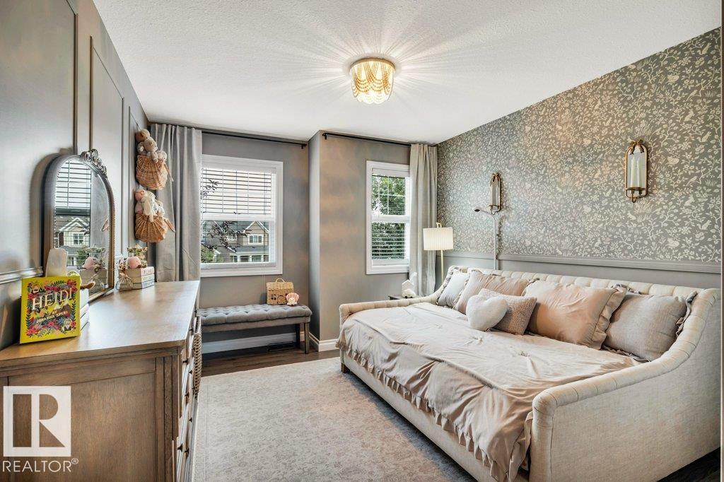 8423 23 AV SW SW - 36