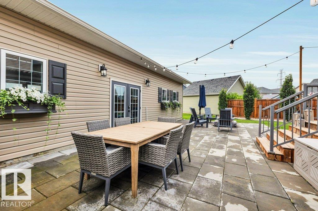 8423 23 AV SW SW - 52