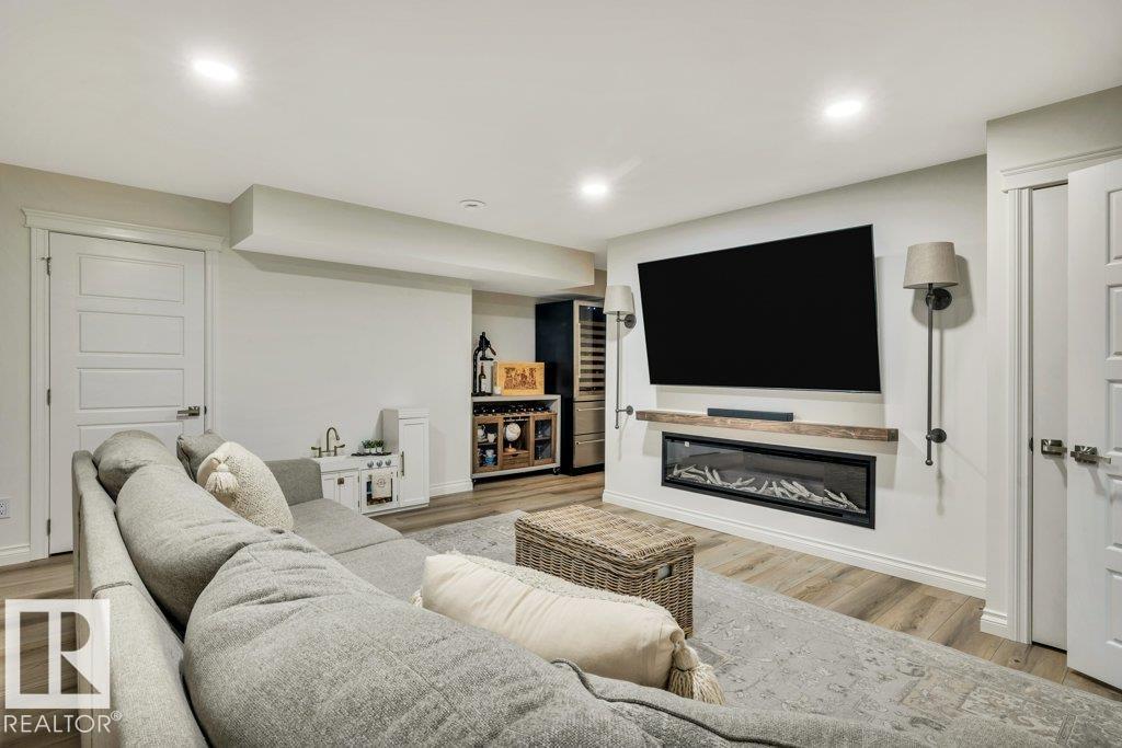 8423 23 AV SW SW - 43