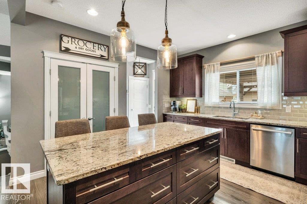 8423 23 AV SW SW - 23