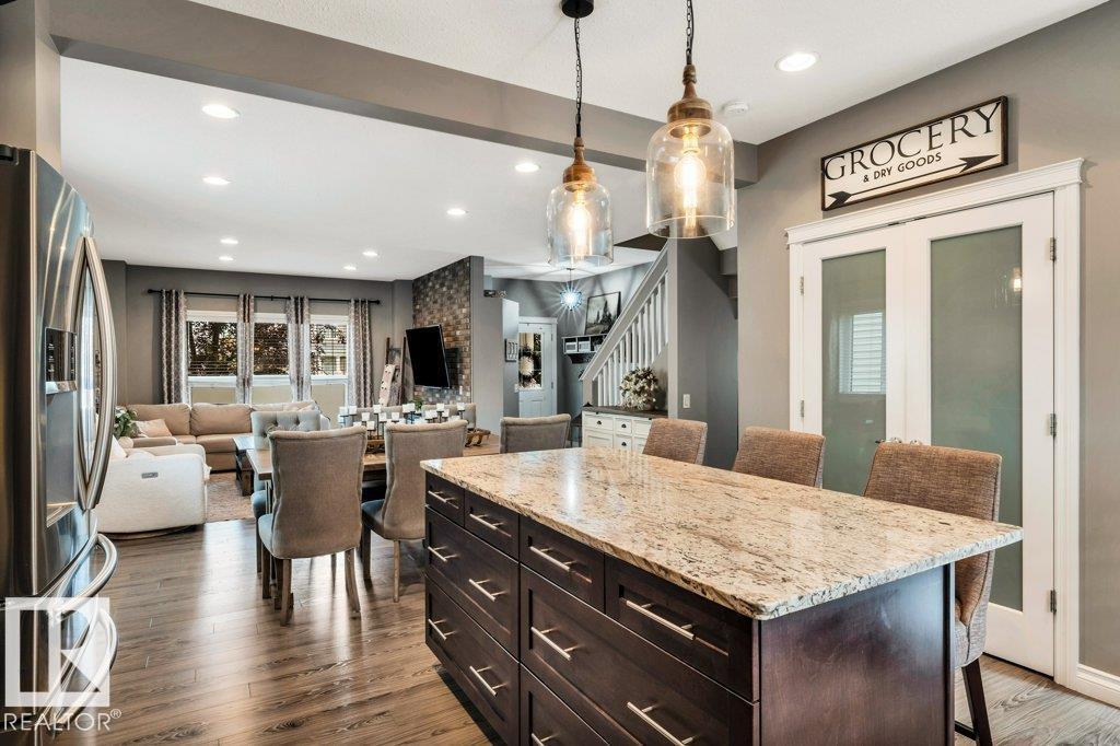 8423 23 AV SW SW - 25