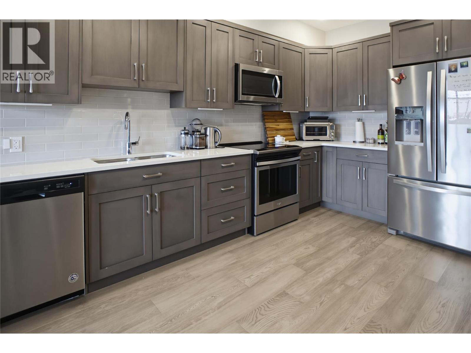 #205 568 LORNE Street - 2