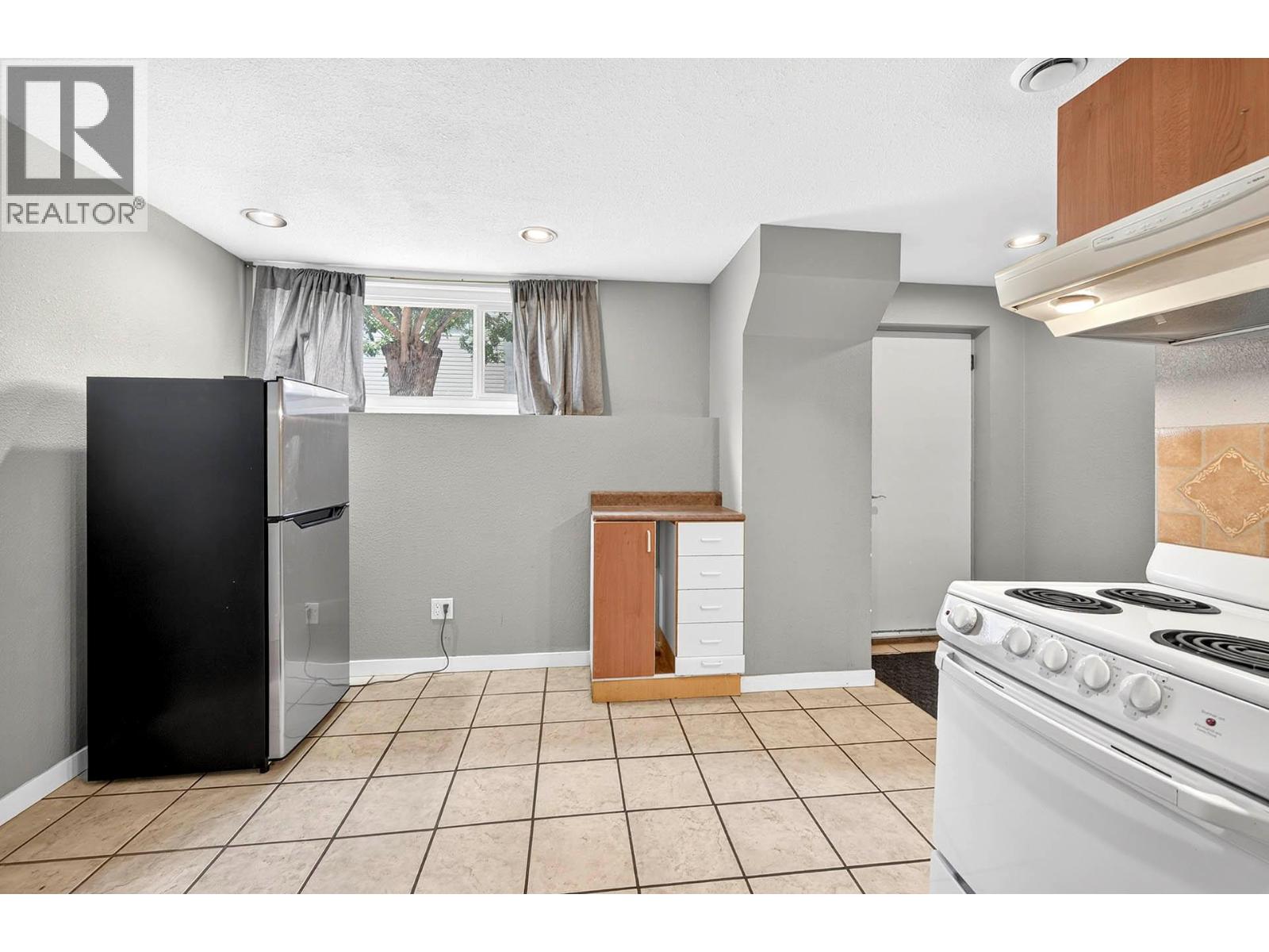 1094 SCHREINER Street - 28