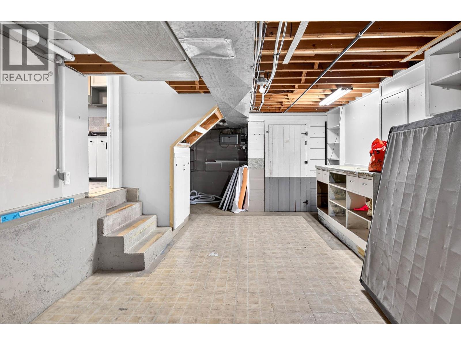 1094 SCHREINER Street - 33