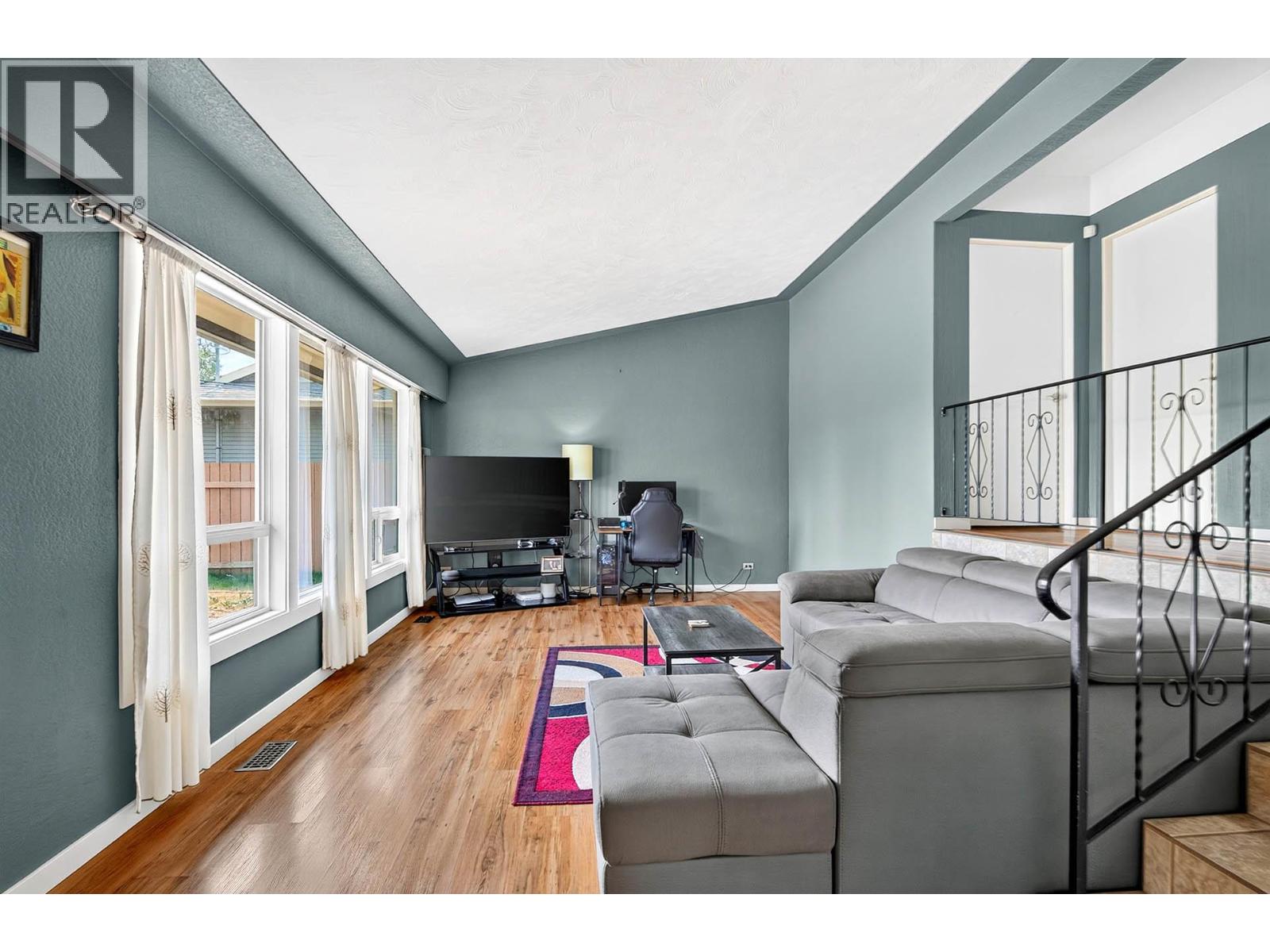 1094 SCHREINER Street - 14