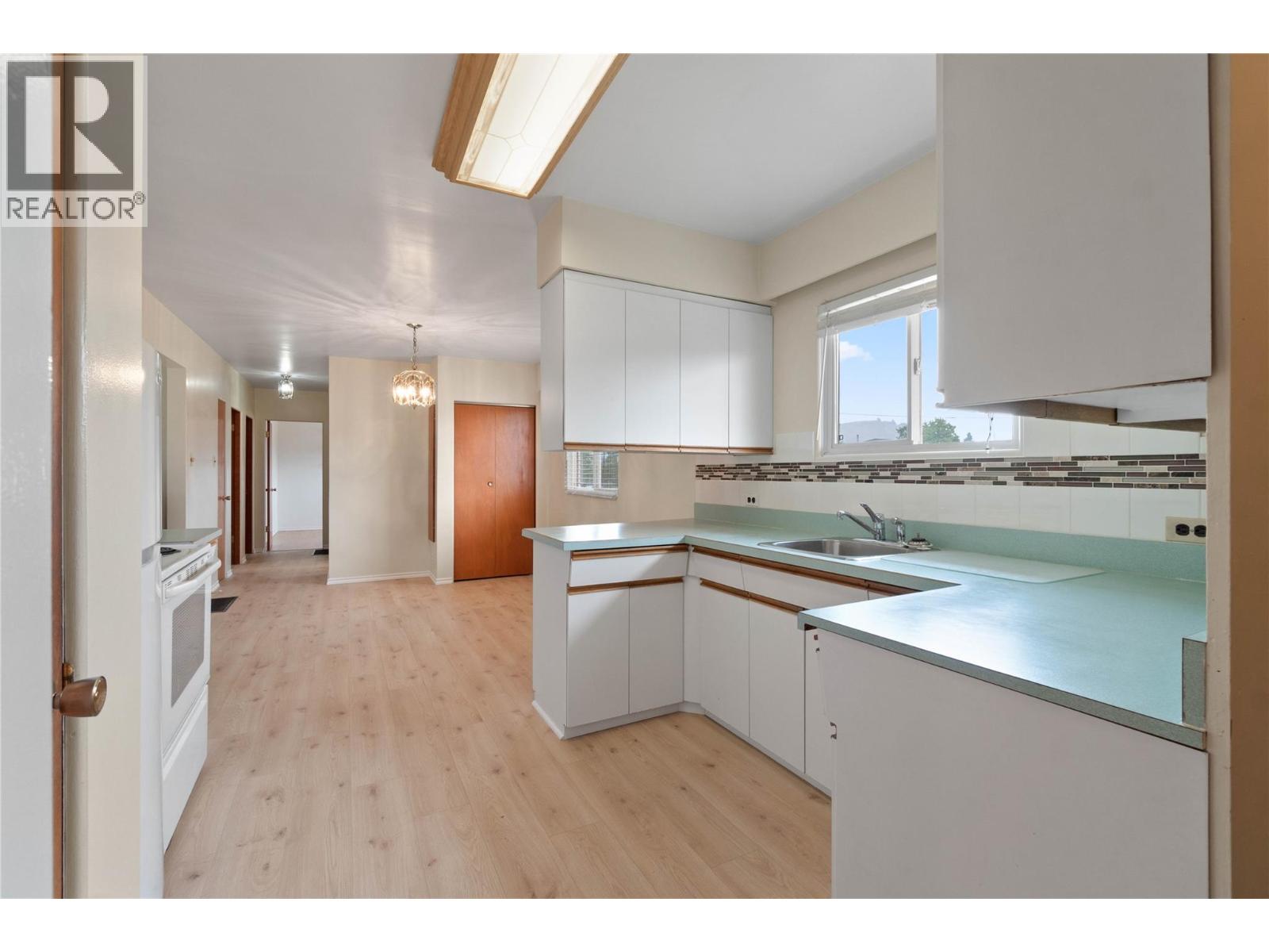 913 Holt Street - 12