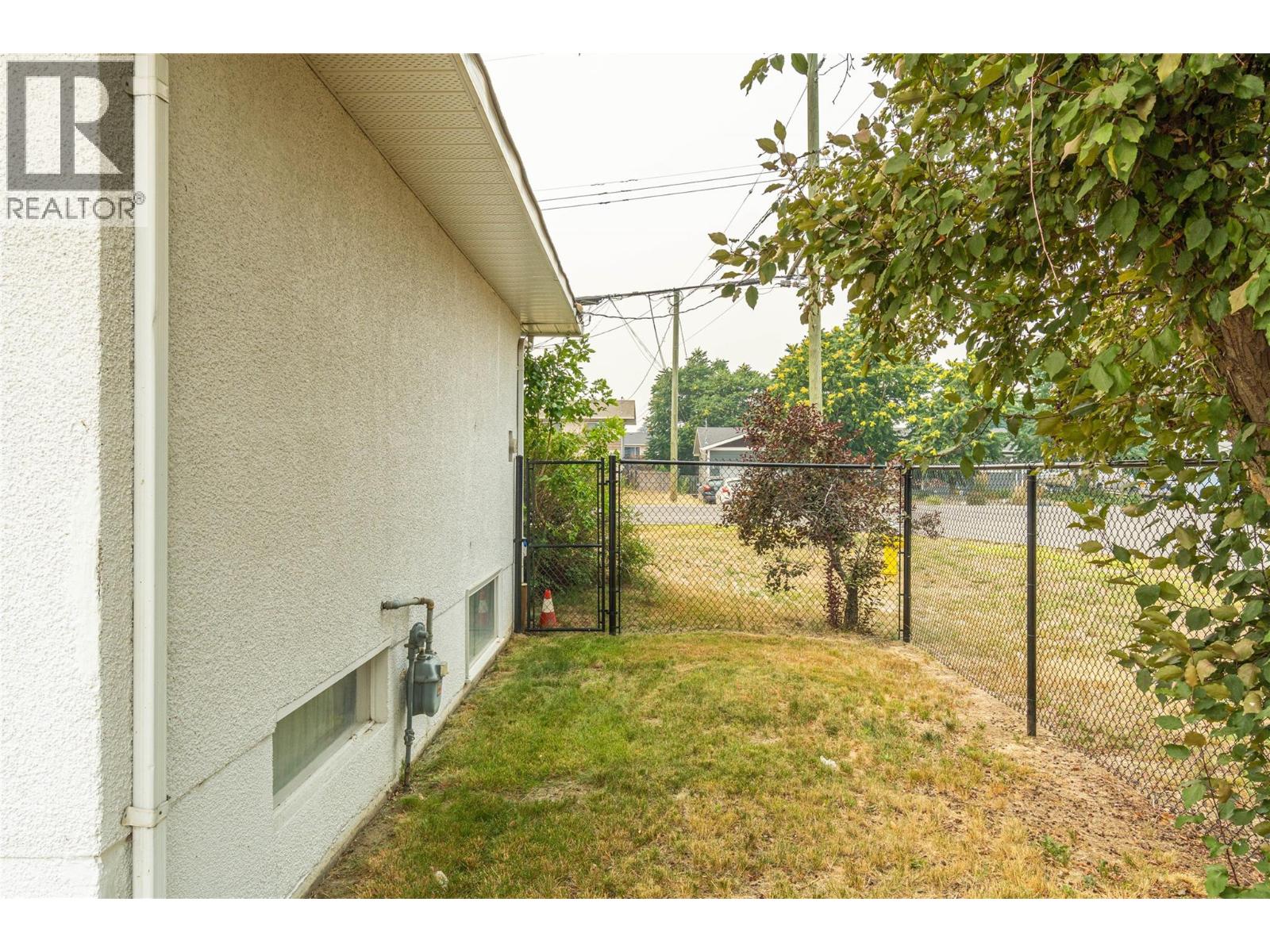 913 Holt Street - 30