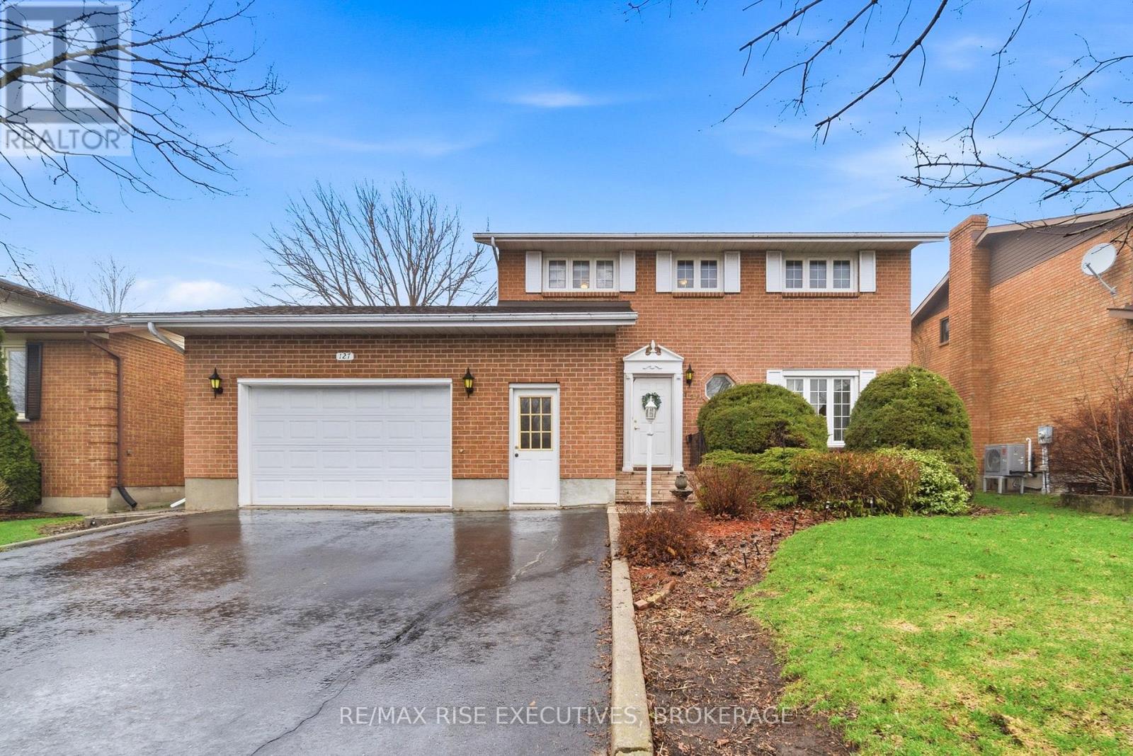 127 NICHOLSON CRESCENT - 1