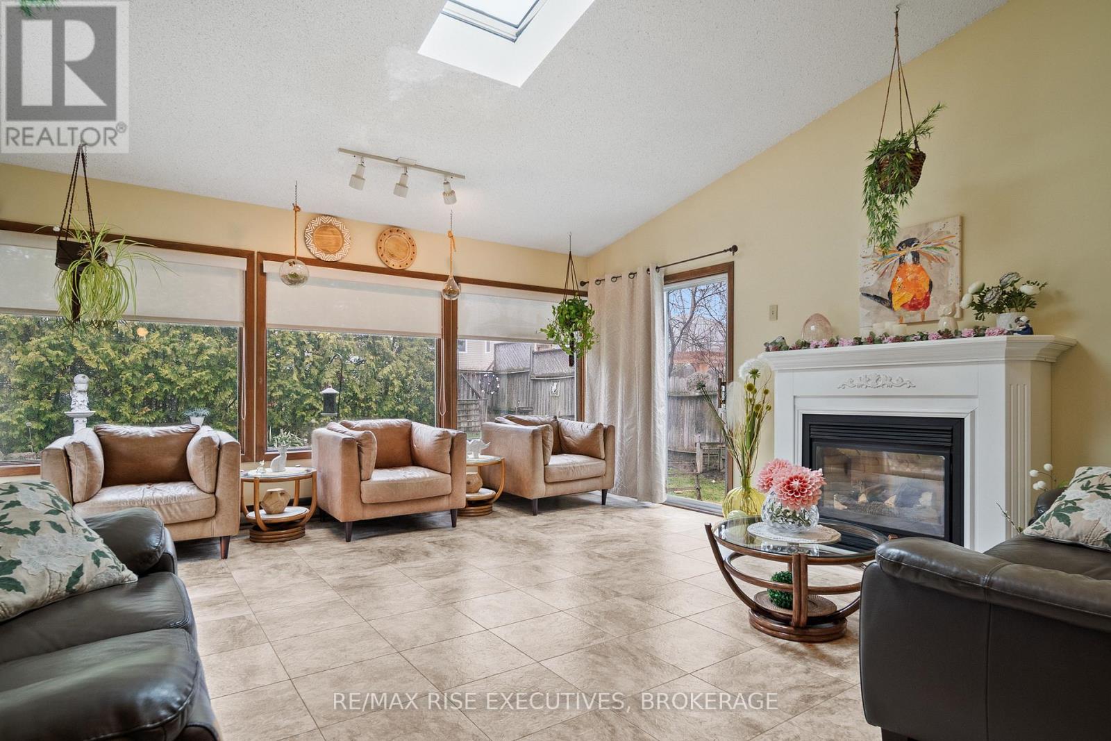 127 NICHOLSON CRESCENT - 17