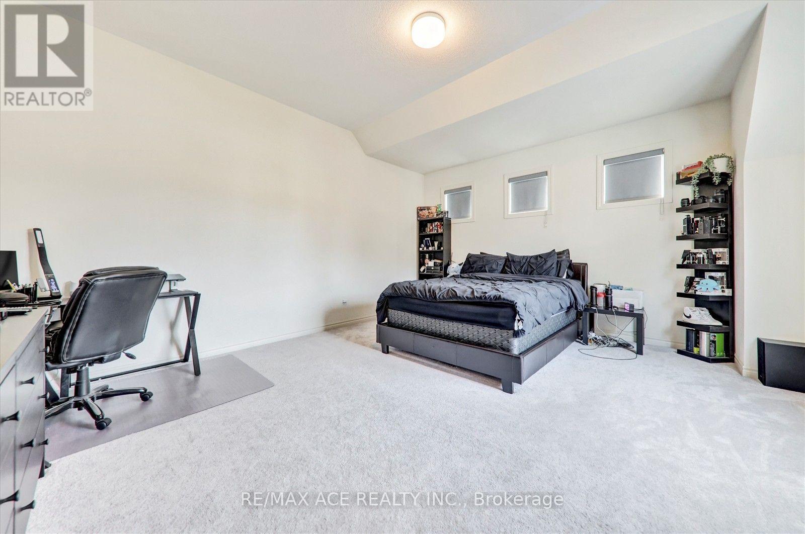 4 EMERALD GROVE - 40