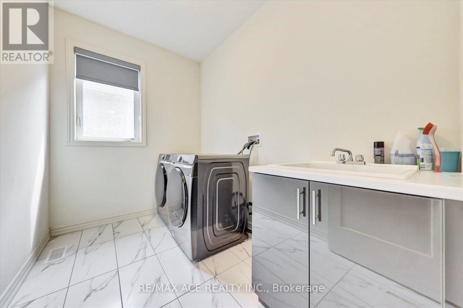 4 EMERALD GROVE - 43