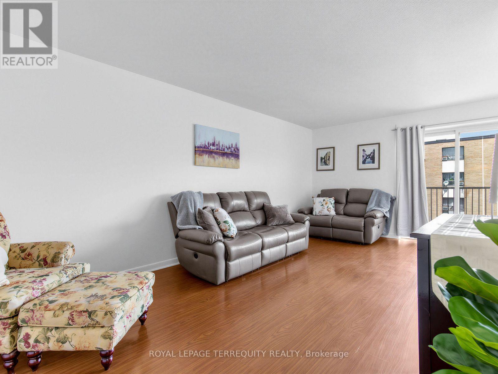 #404 8 KINGSBRIDGE COURT - 1