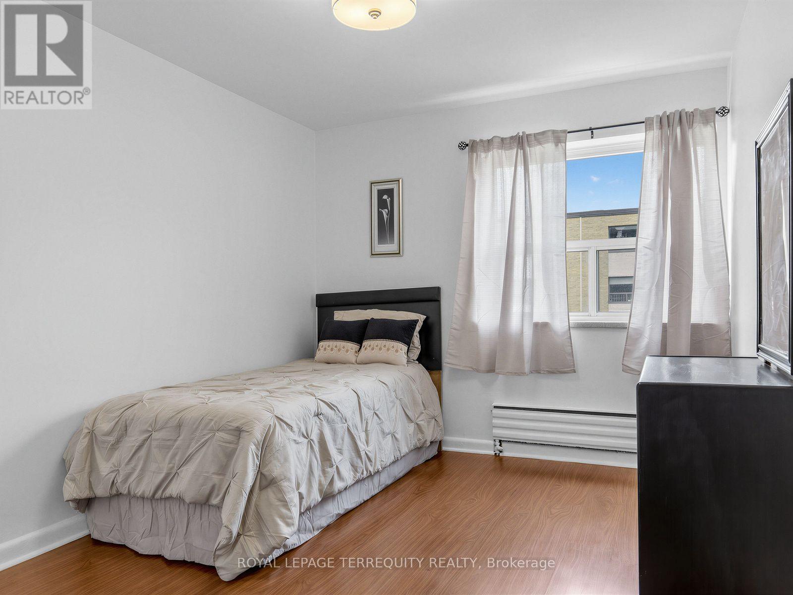#404 8 KINGSBRIDGE COURT - 16