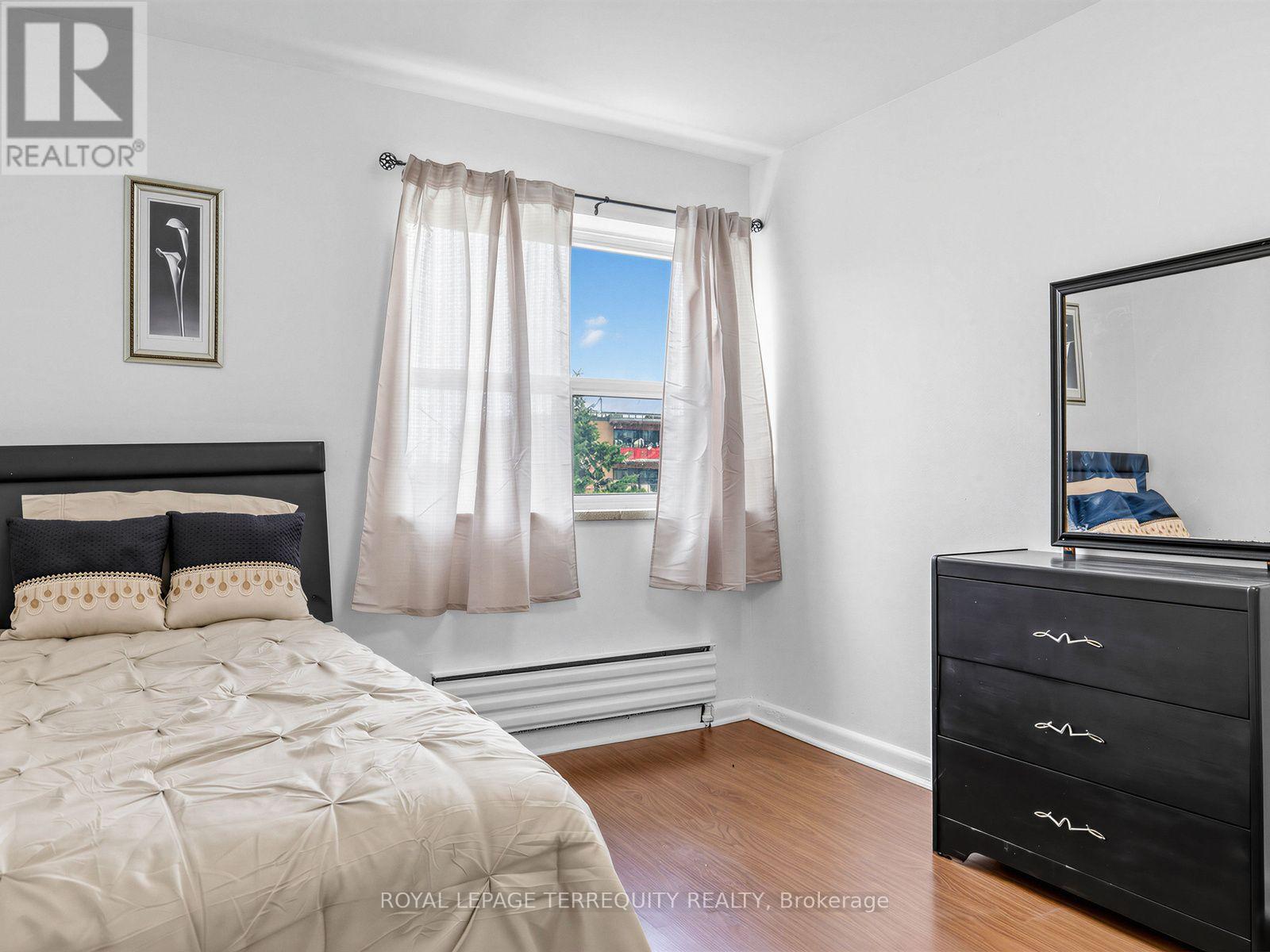 #404 8 KINGSBRIDGE COURT - 17