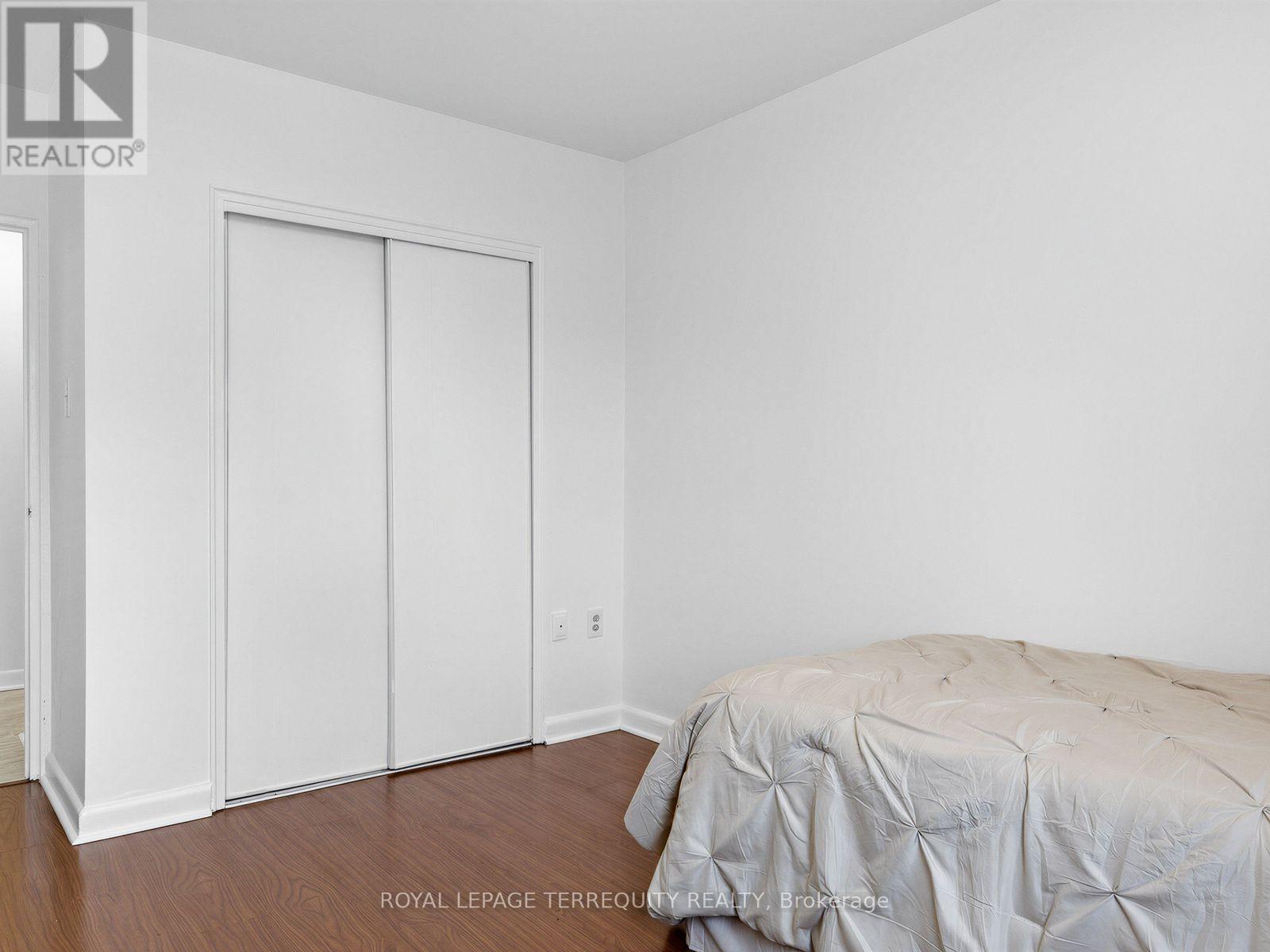 #404 8 KINGSBRIDGE COURT - 18