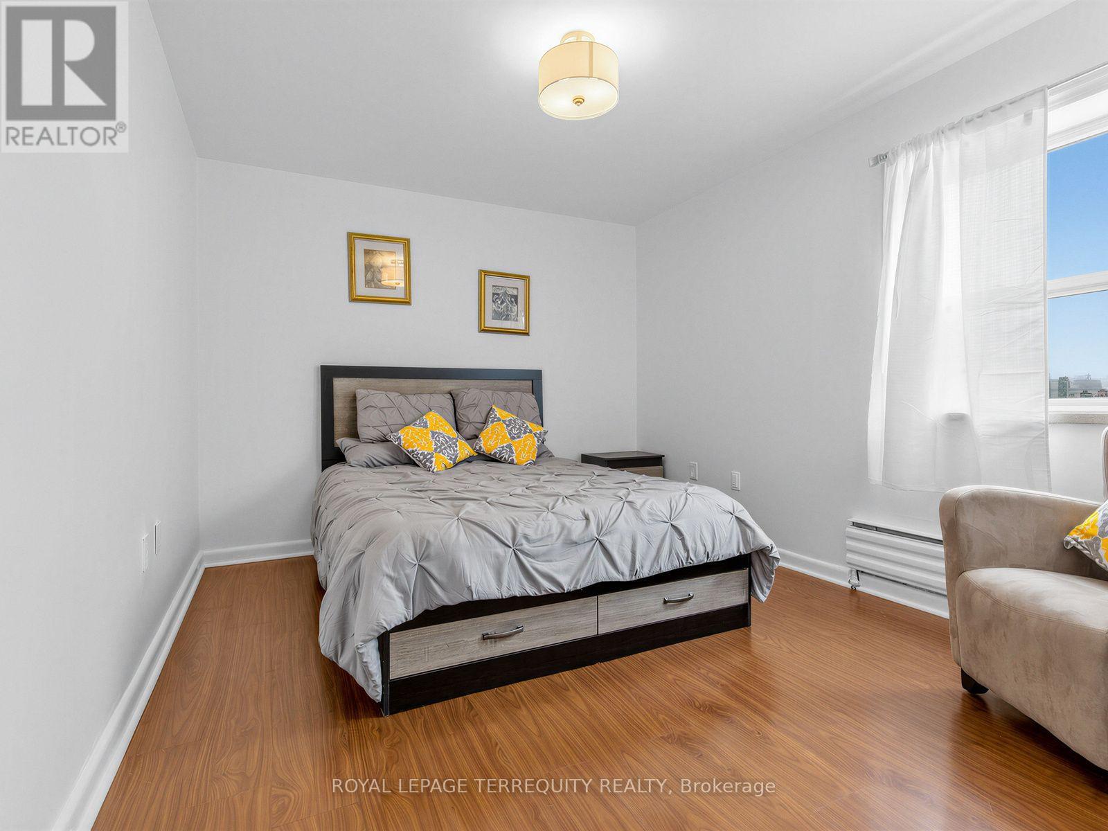 #404 8 KINGSBRIDGE COURT - 21