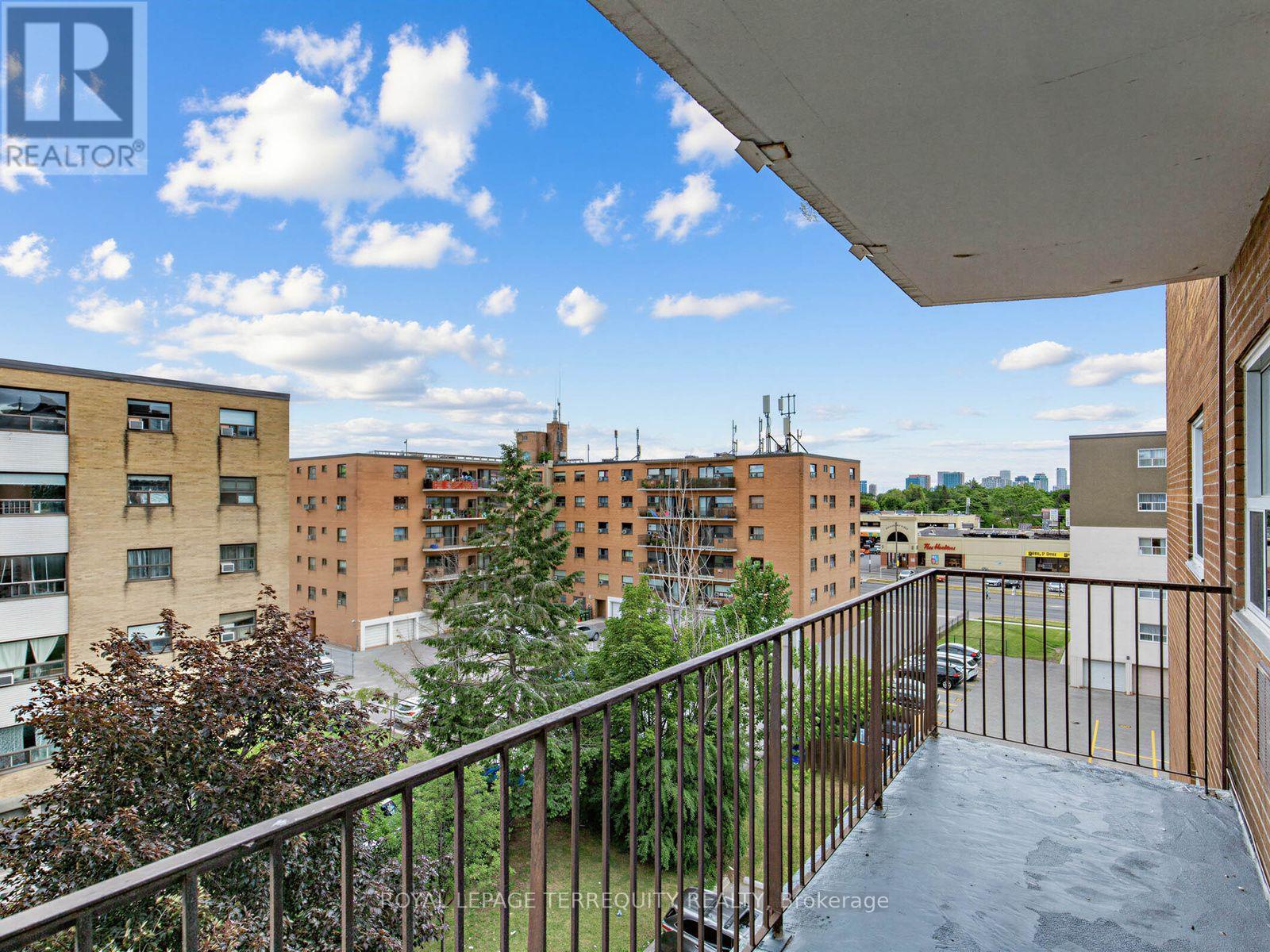 #404 8 KINGSBRIDGE COURT - 24
