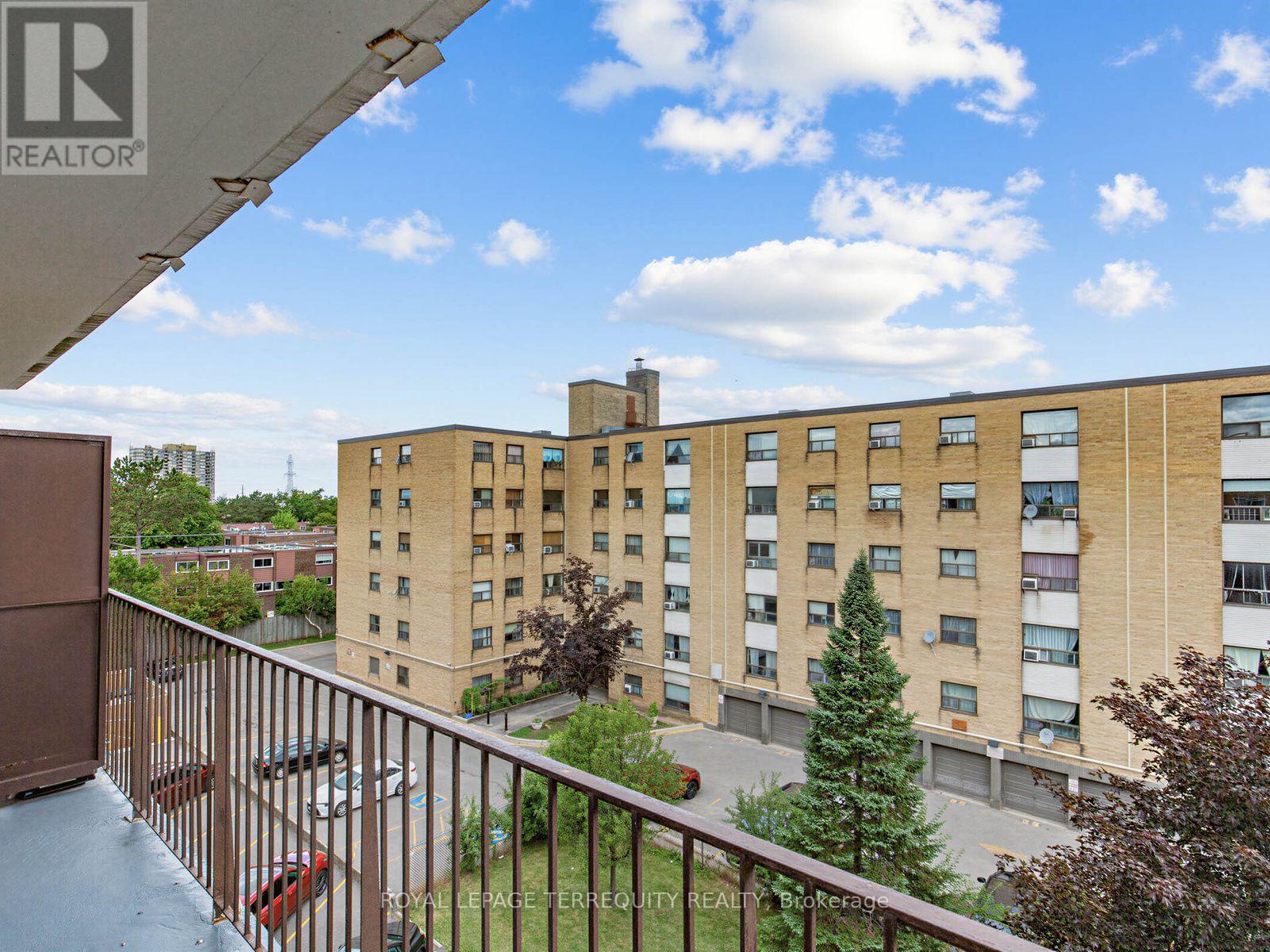 #404 8 KINGSBRIDGE COURT - 25