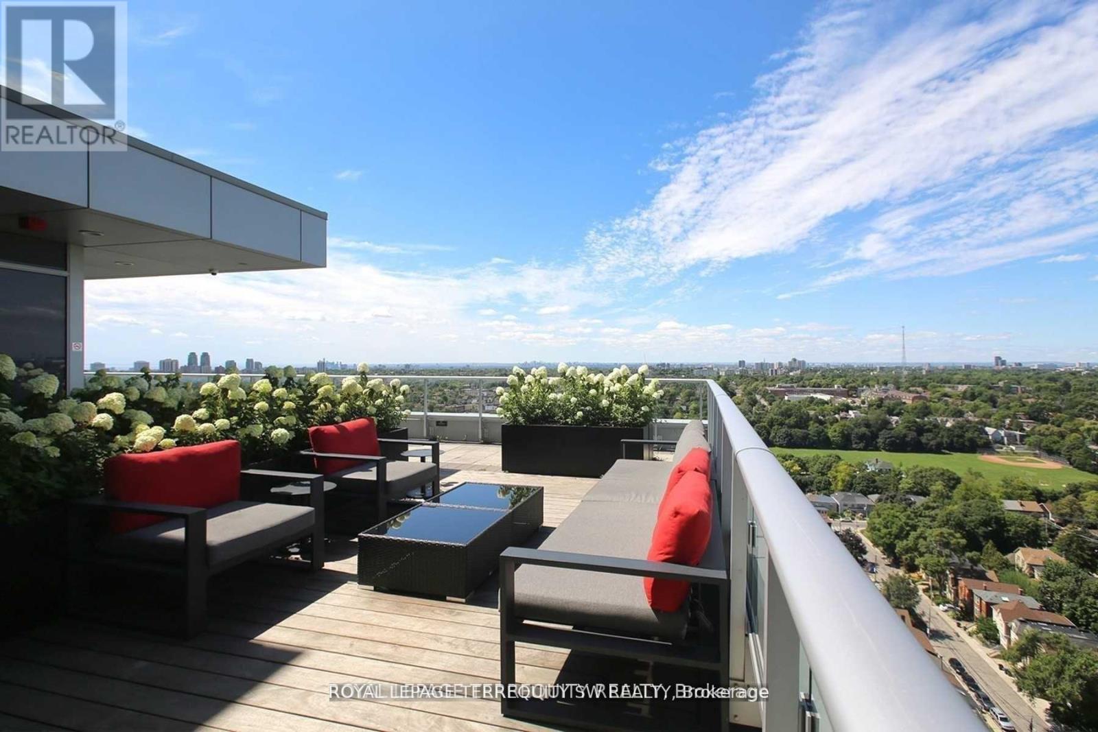 #902 58 ORCHARD VIEW BOULEVARD - 18