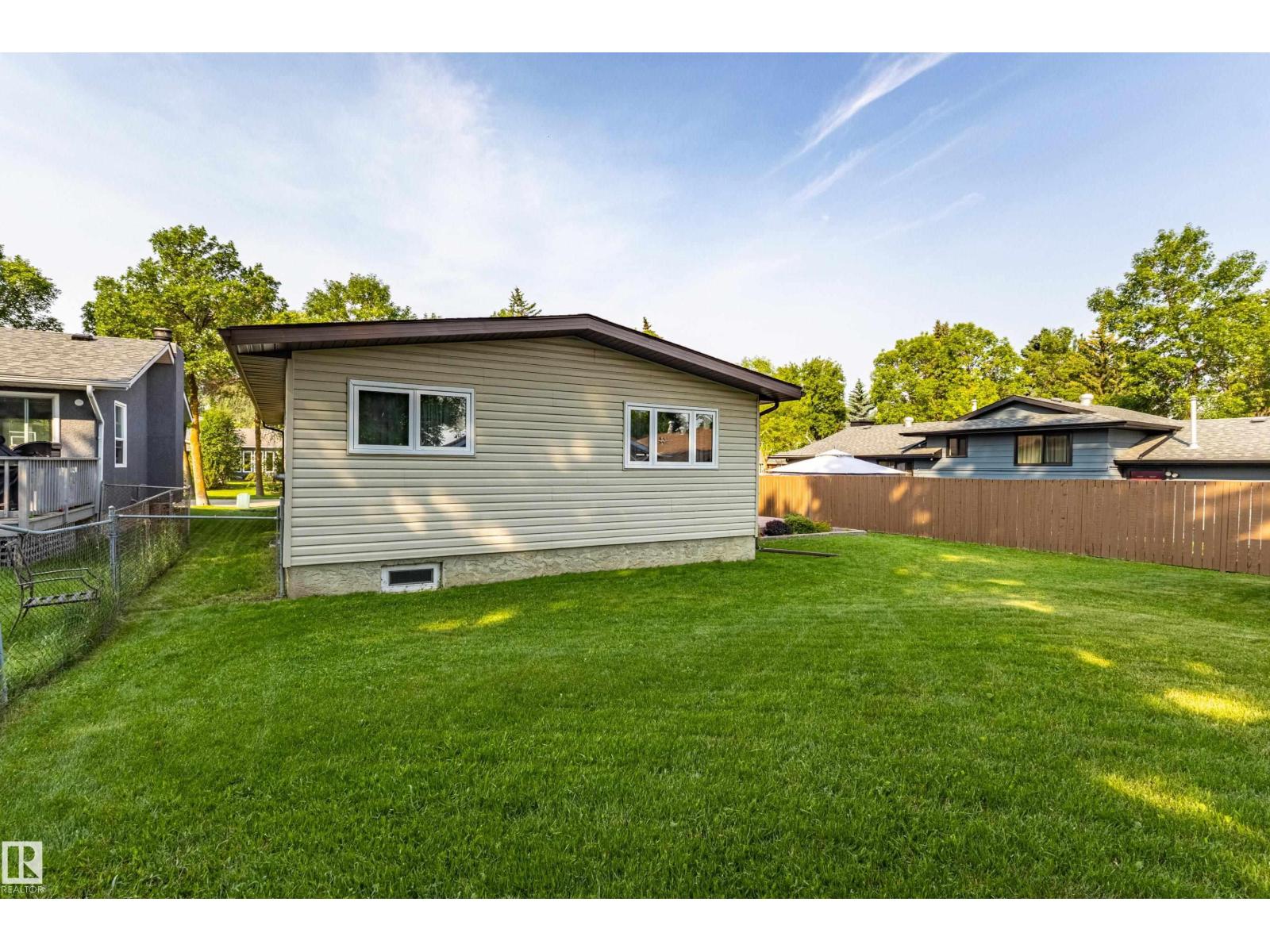 16 BRUNSWICK CR - 44
