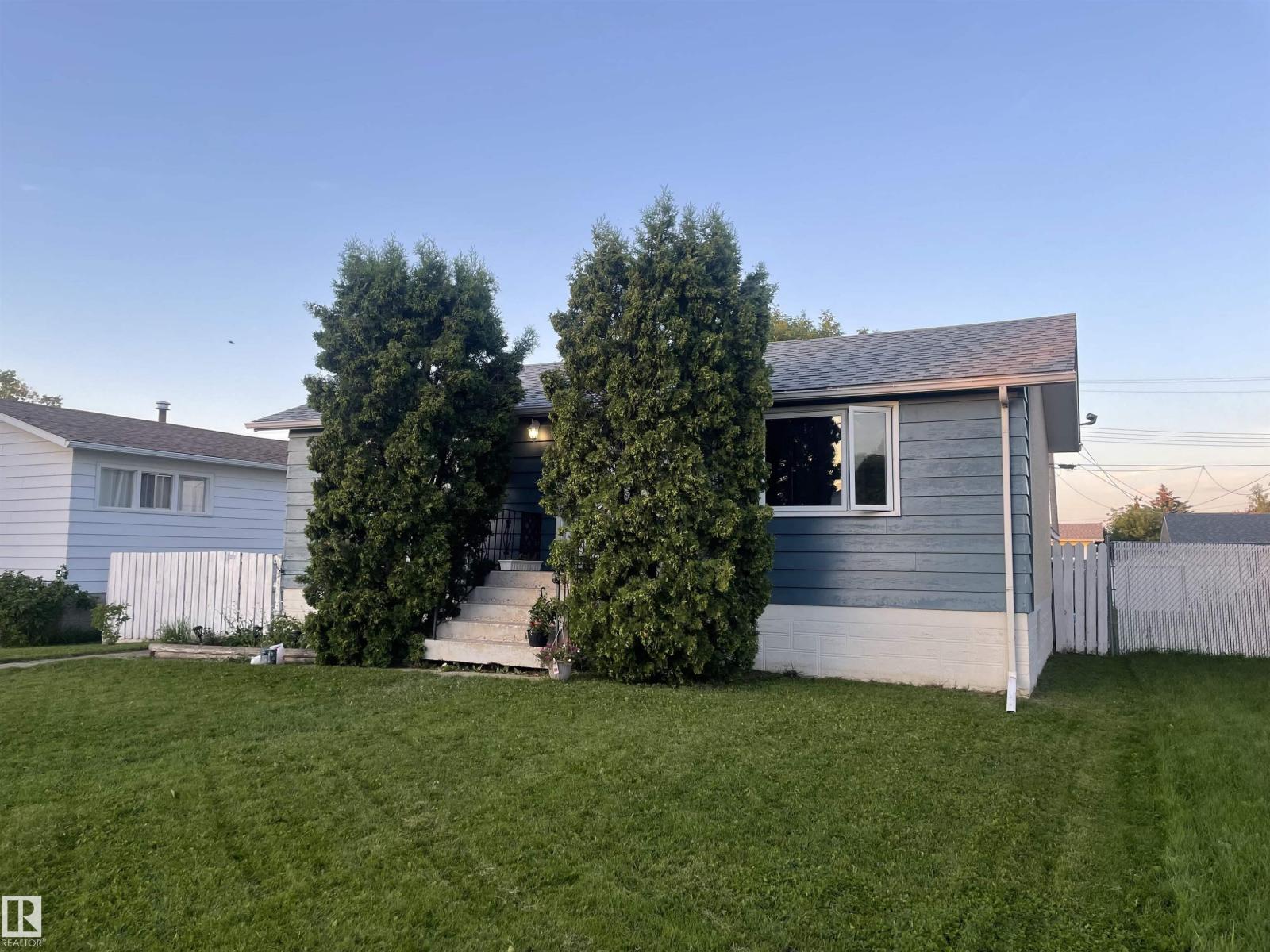 4823 49 ST - 1