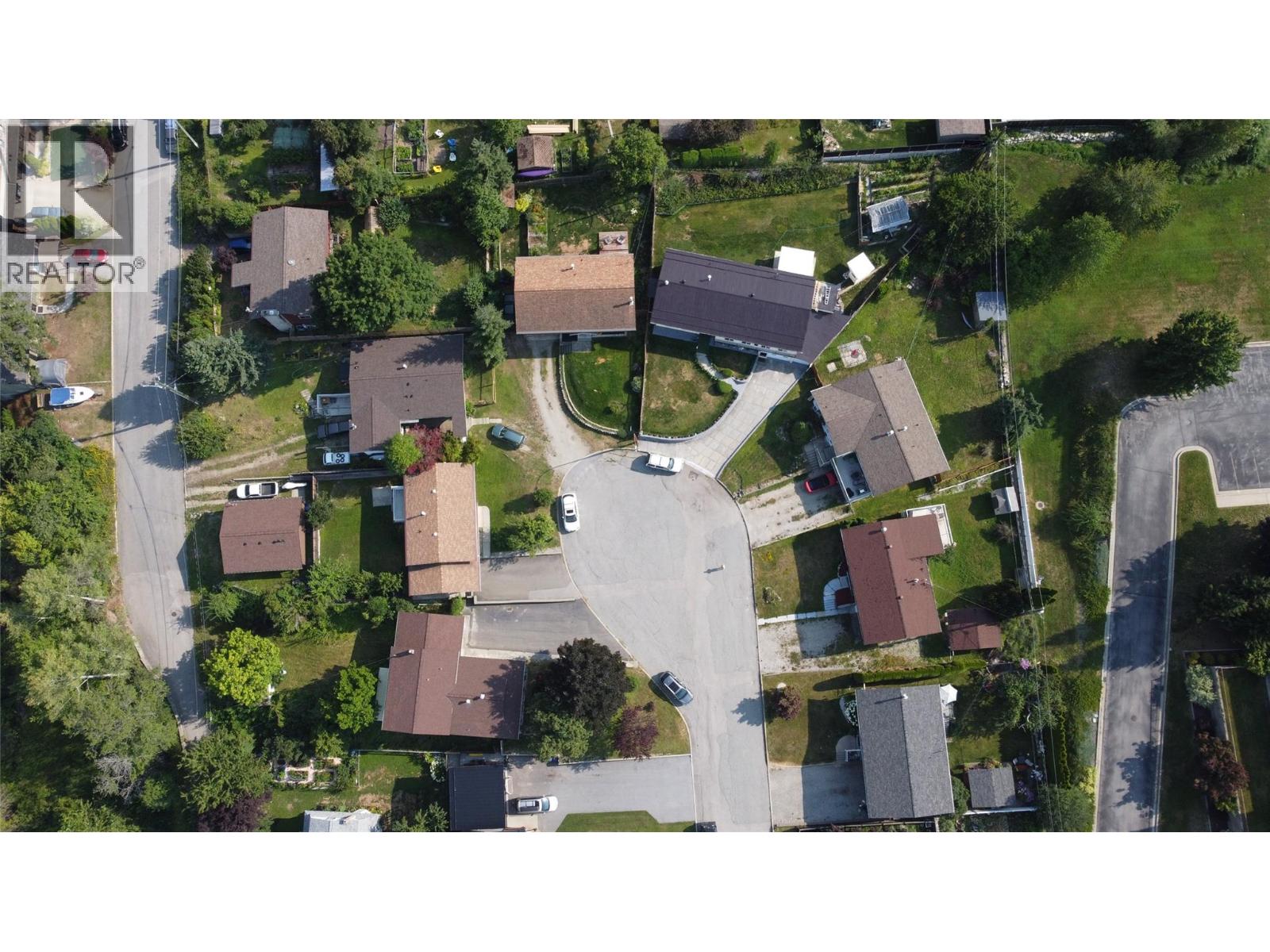 1705 Slocan Crescent - 3