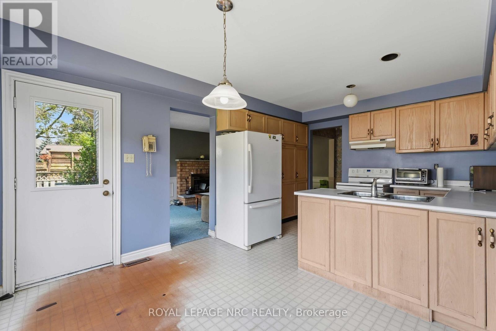23 WOODSIDE SQUARE - 11