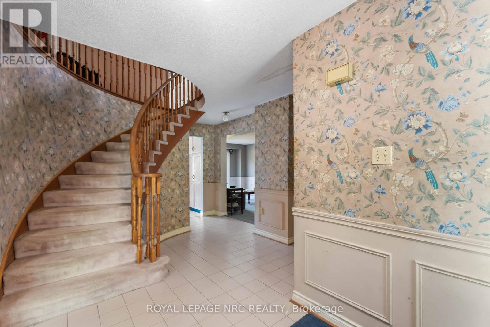 23 WOODSIDE SQUARE - 6