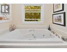 218 Beach Dr, Oak Bay, BC V8S2M1 Photo 31