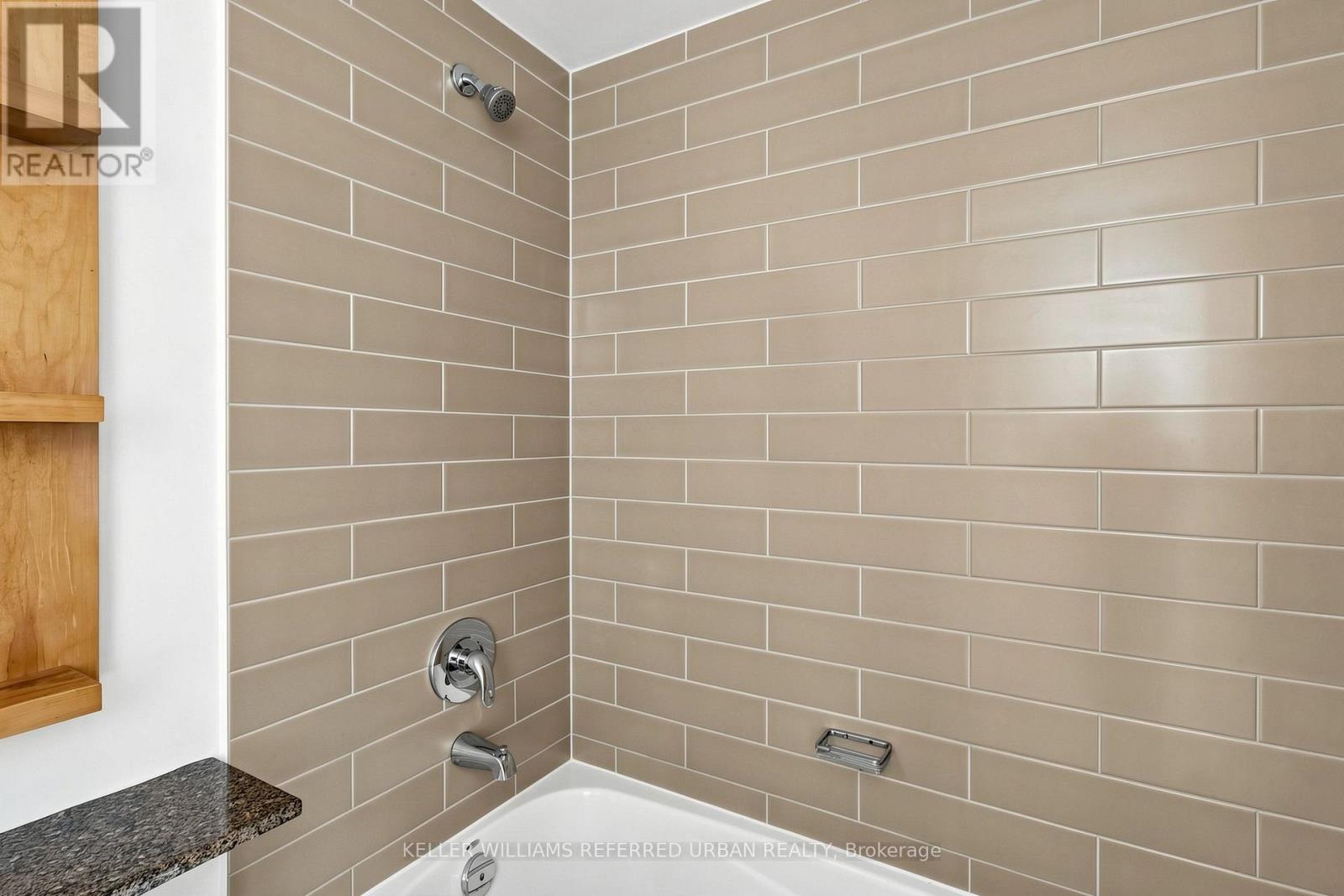 #1610 5 MARINER TERRACE - 32