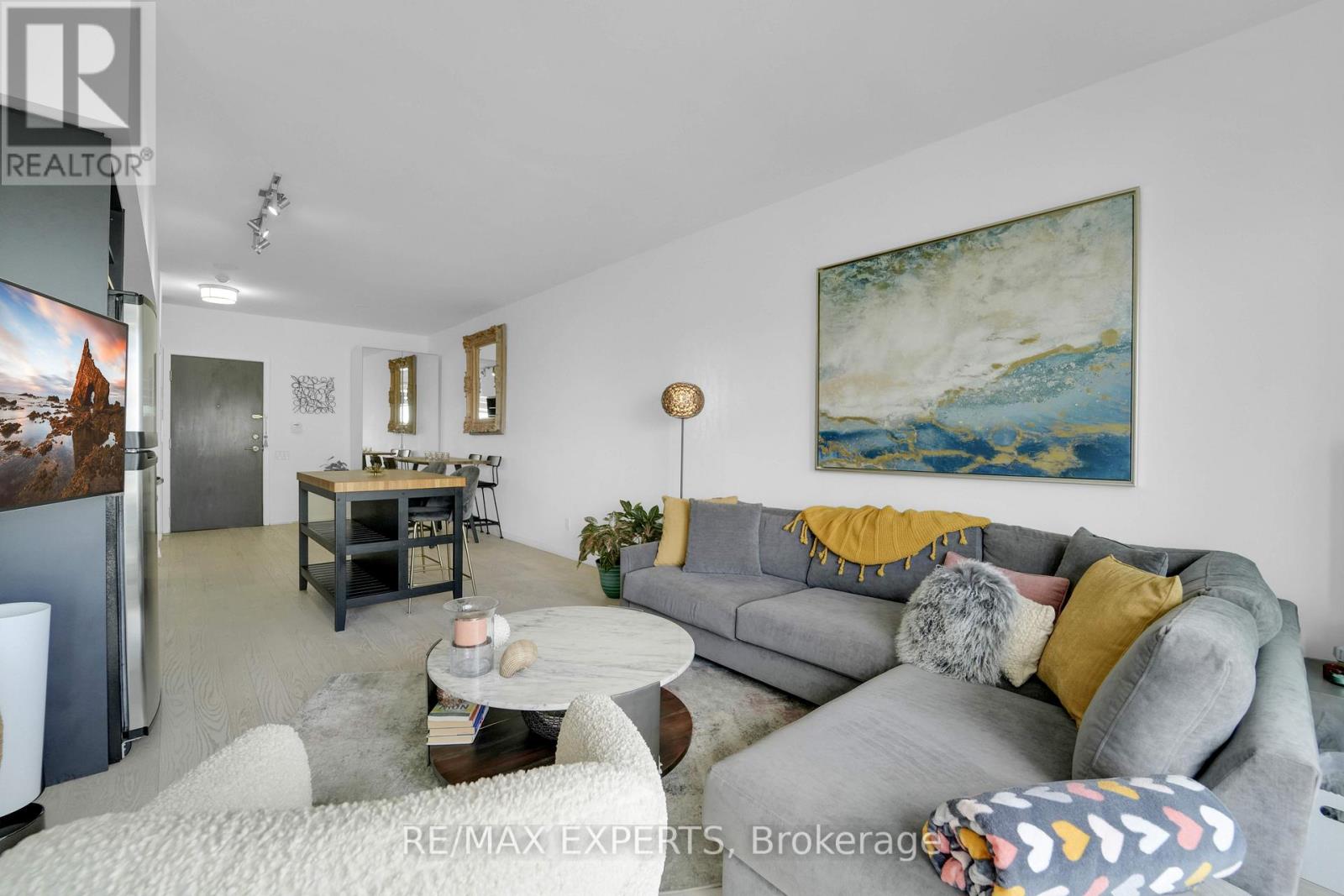 #1915 103 THE QUEENSWAY - 19