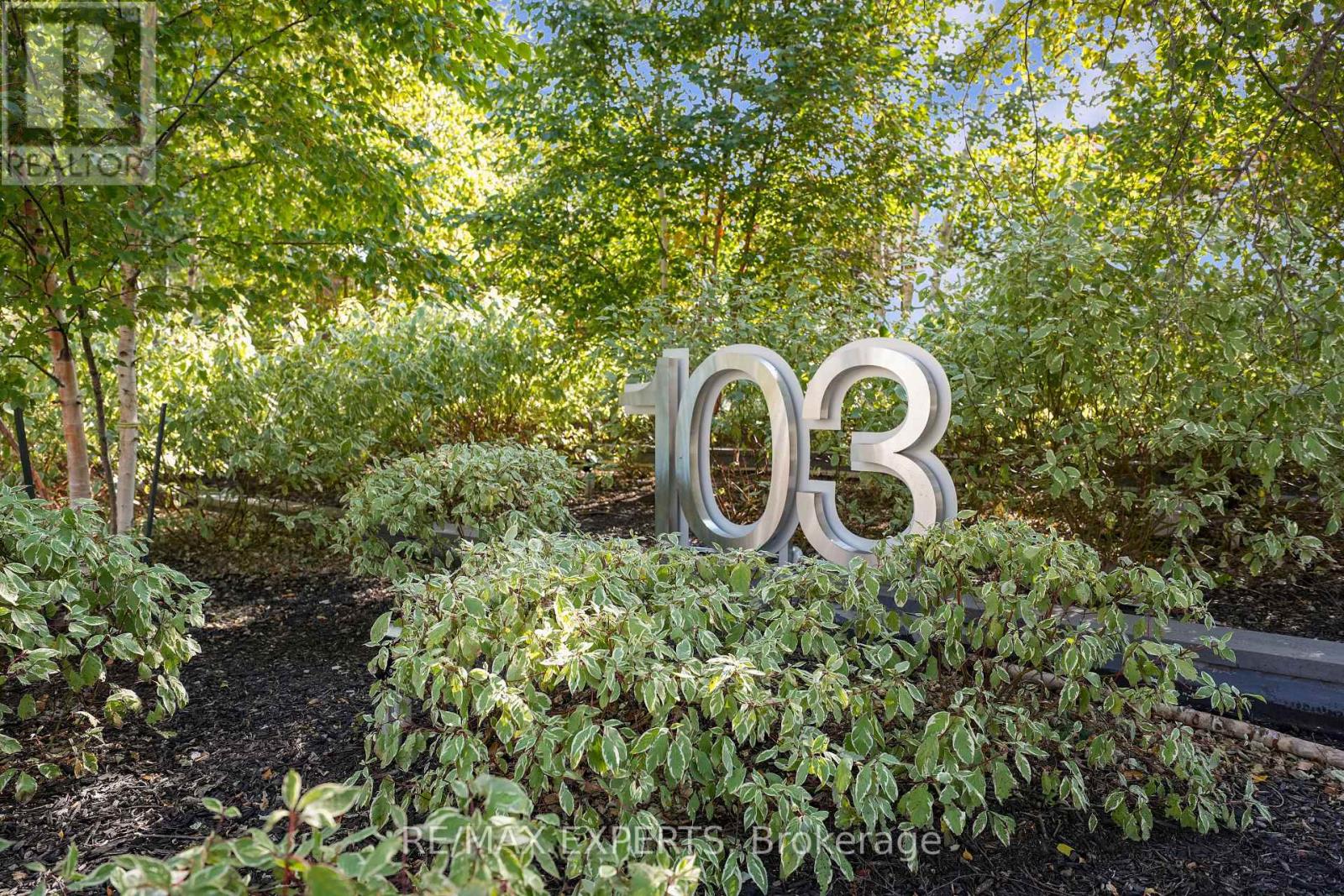 #1915 103 THE QUEENSWAY - 2