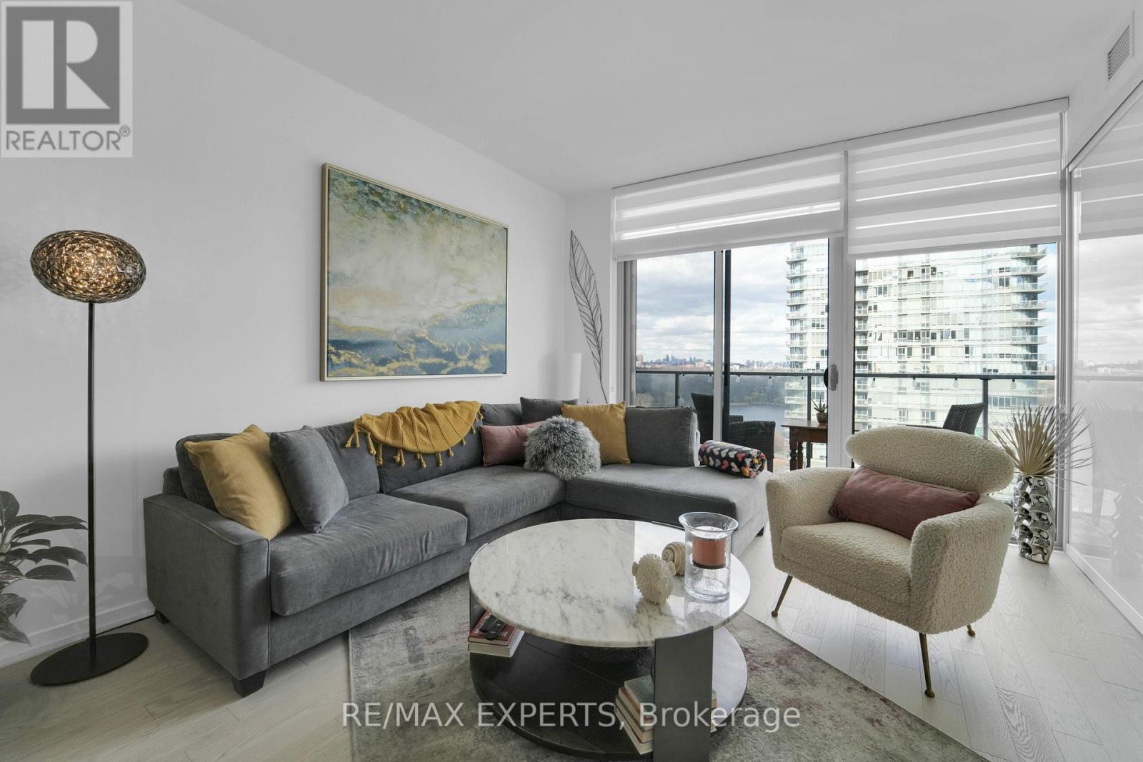 #1915 103 THE QUEENSWAY - 21