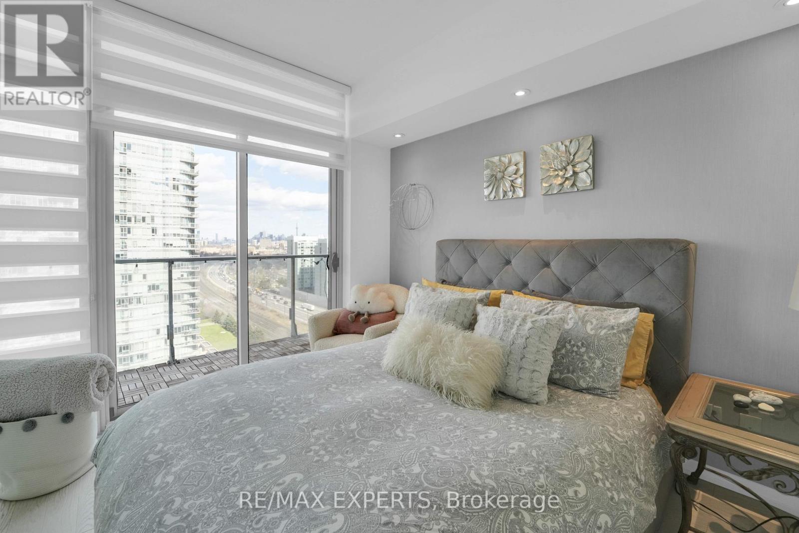 #1915 103 THE QUEENSWAY - 24