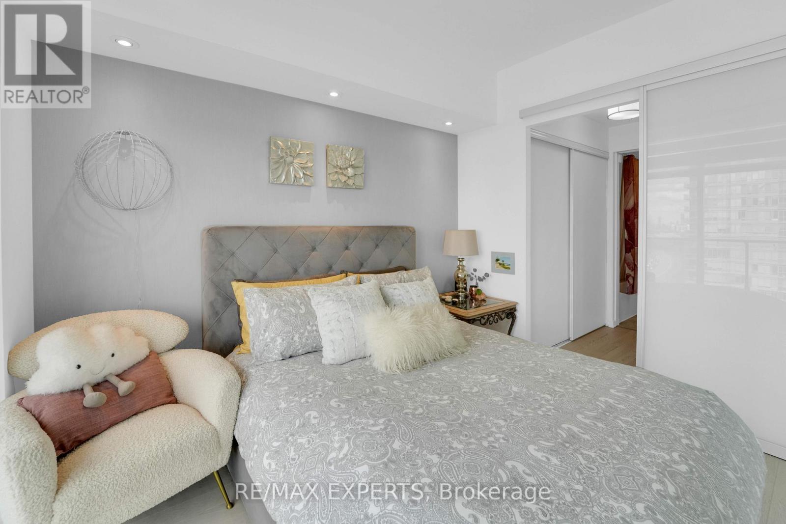 #1915 103 THE QUEENSWAY - 25