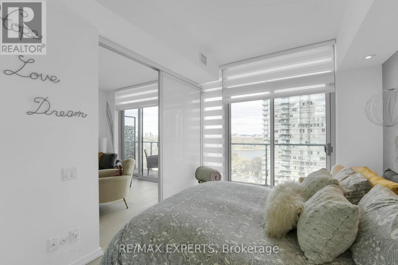 #1915 103 THE QUEENSWAY - 27