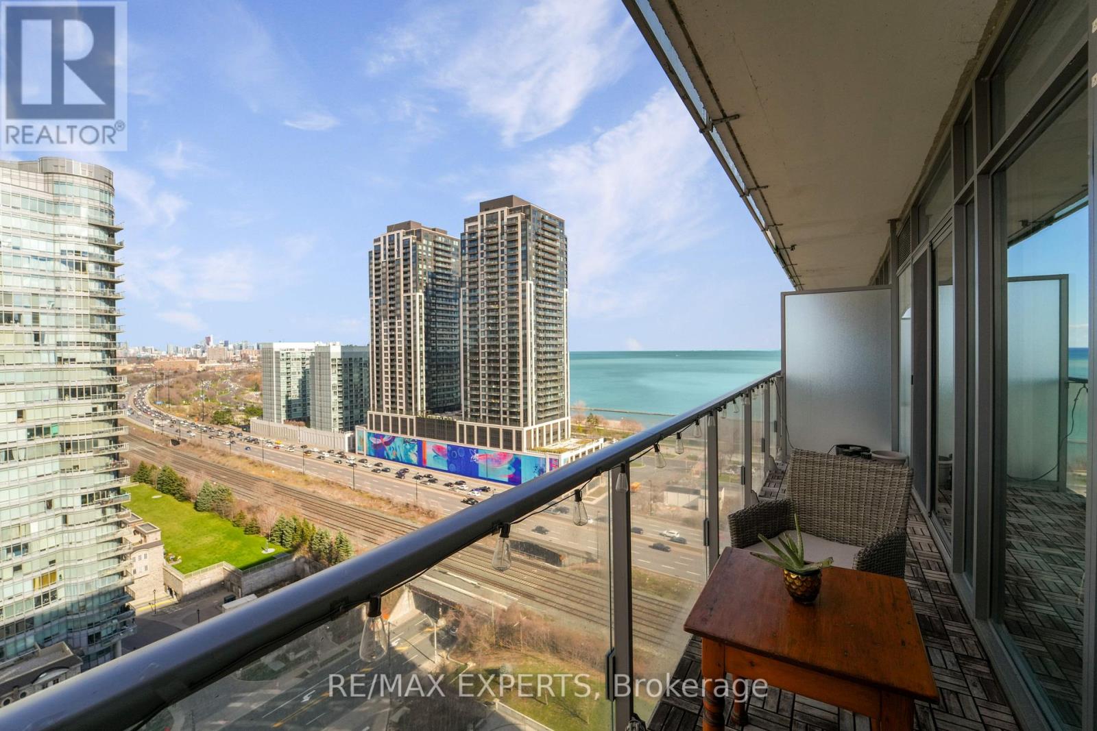 #1915 103 THE QUEENSWAY - 40