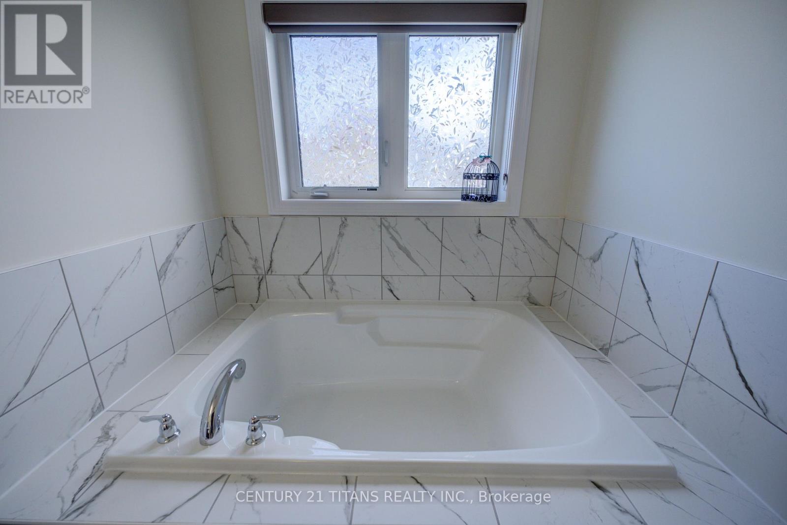 12 MCLAREN AVENUE - 22