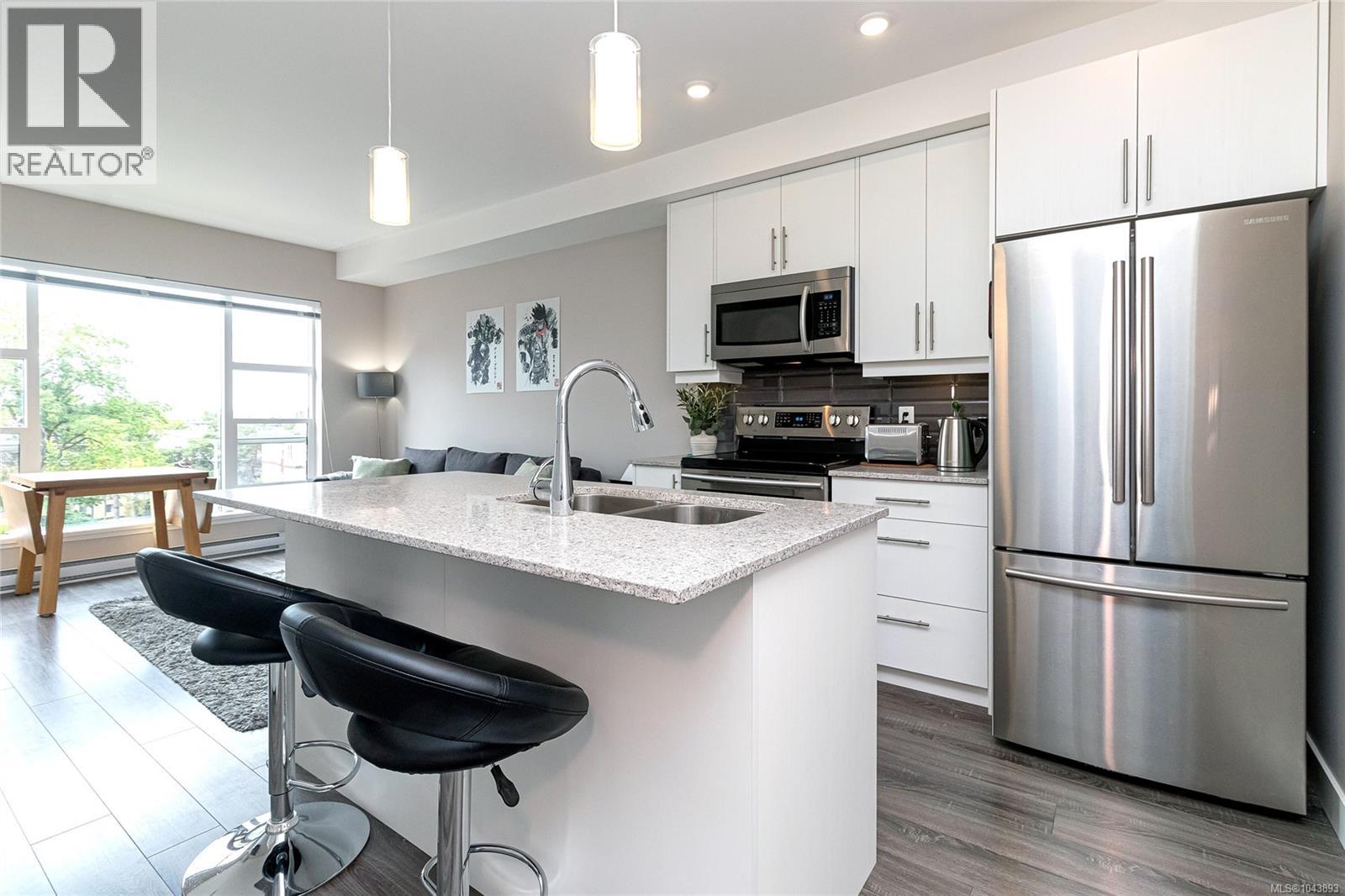 401 1016 Inverness Road, Saanich